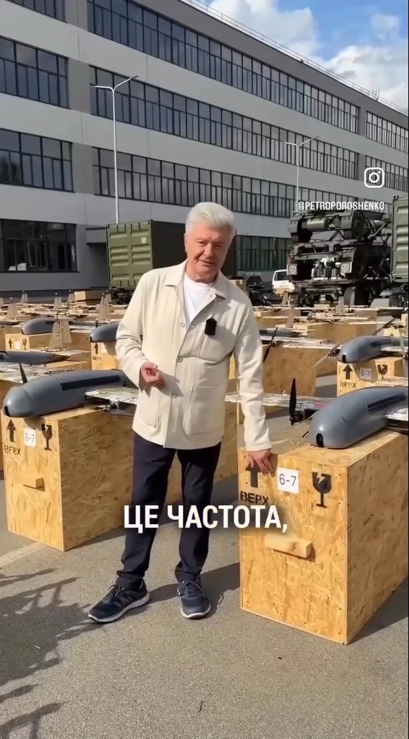 Предлагаю выдать Порошенко орден. Он неоднократно помогал российскому Минобороны находить цели для т