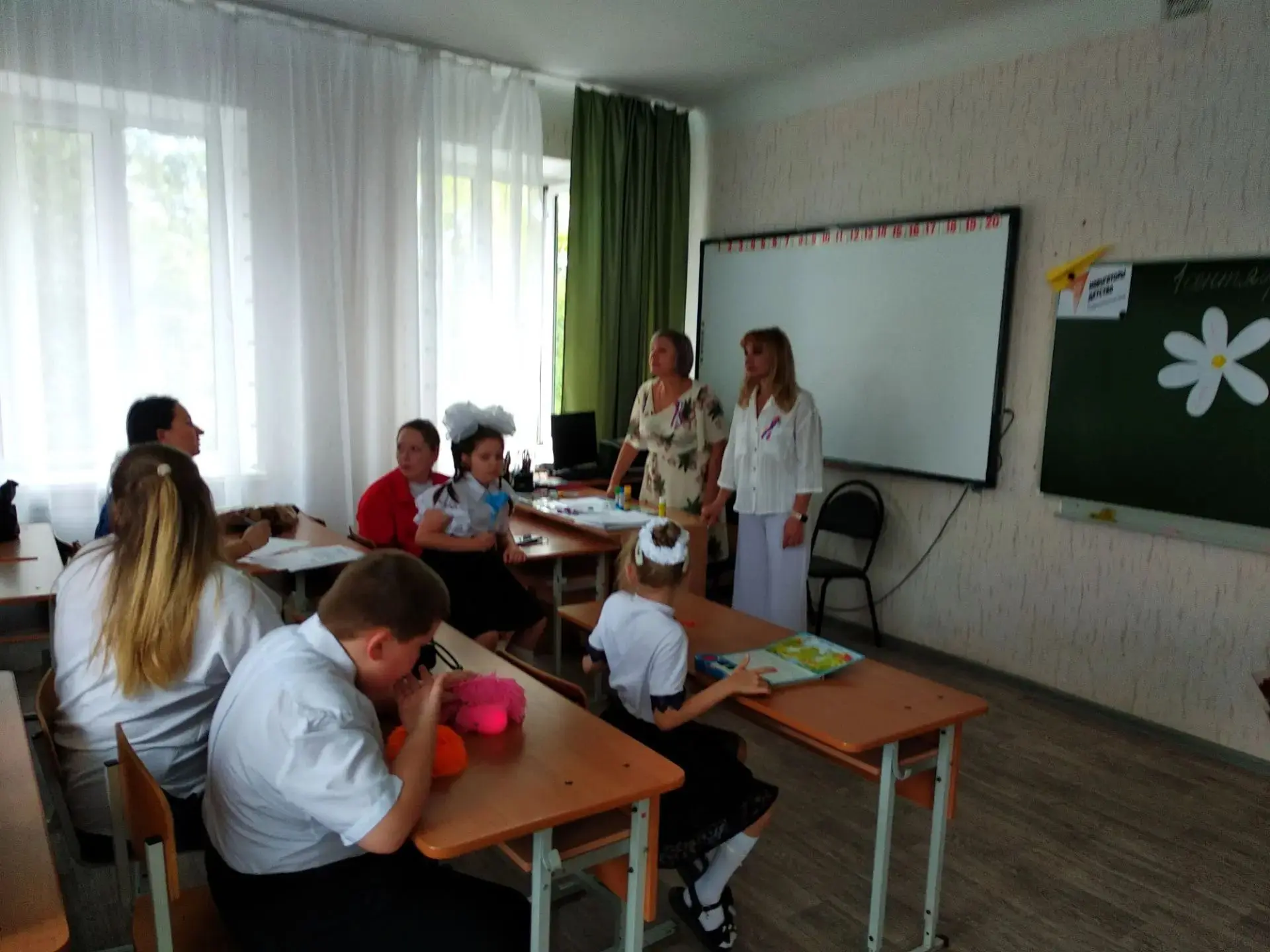 1 сентября после торжественной линейки родители первоклассников были приглашены в класс...