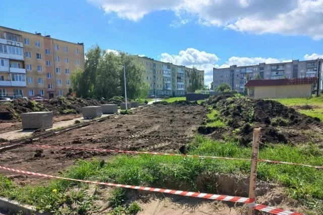 В Правдинске началось благоустройство сквера с детской площадкой. Об этом сообщила администрация мун