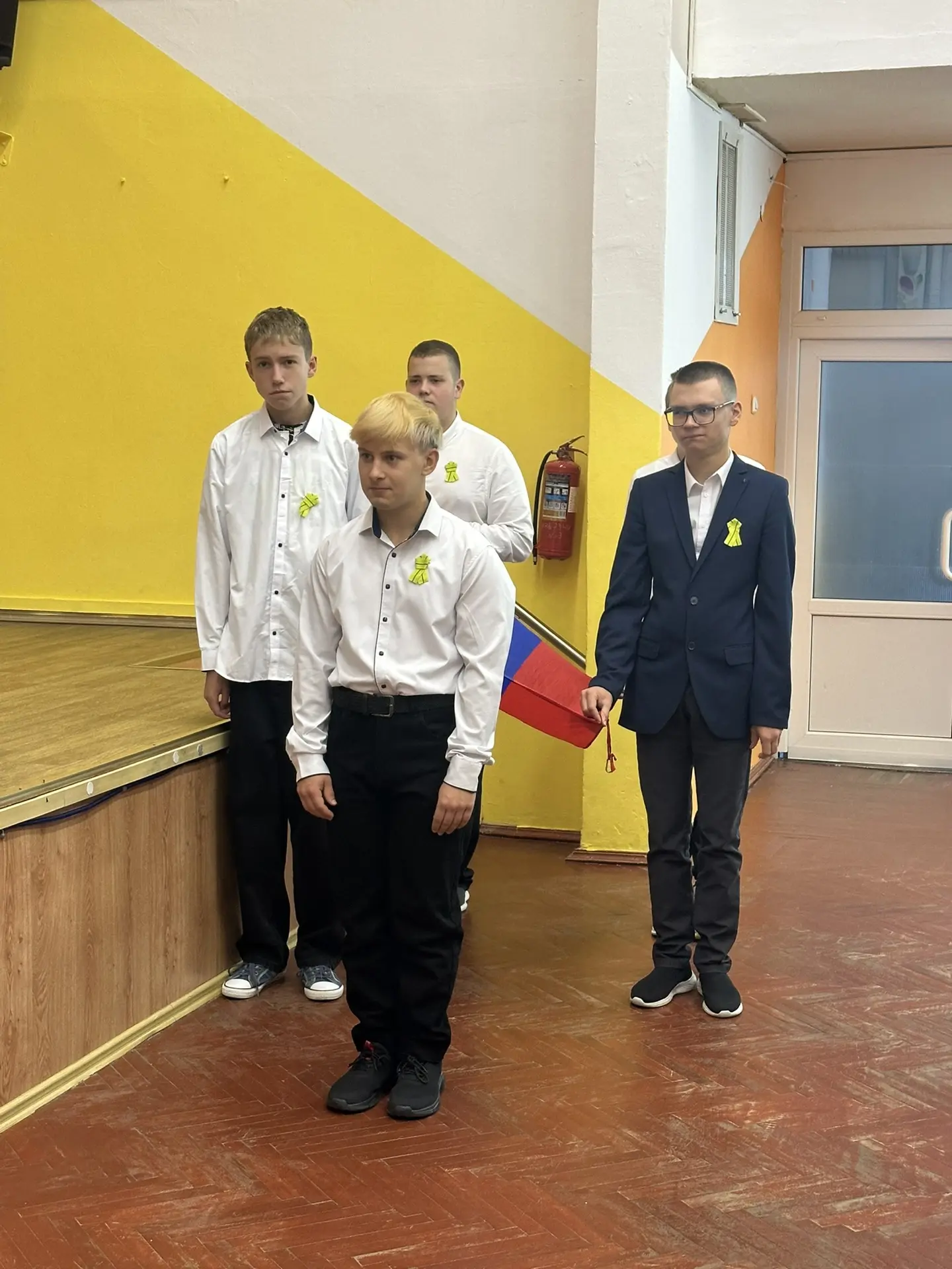 🇷🇺Новая учебная неделя в нашей школе началась с торжественной линейки, поднятия флага...