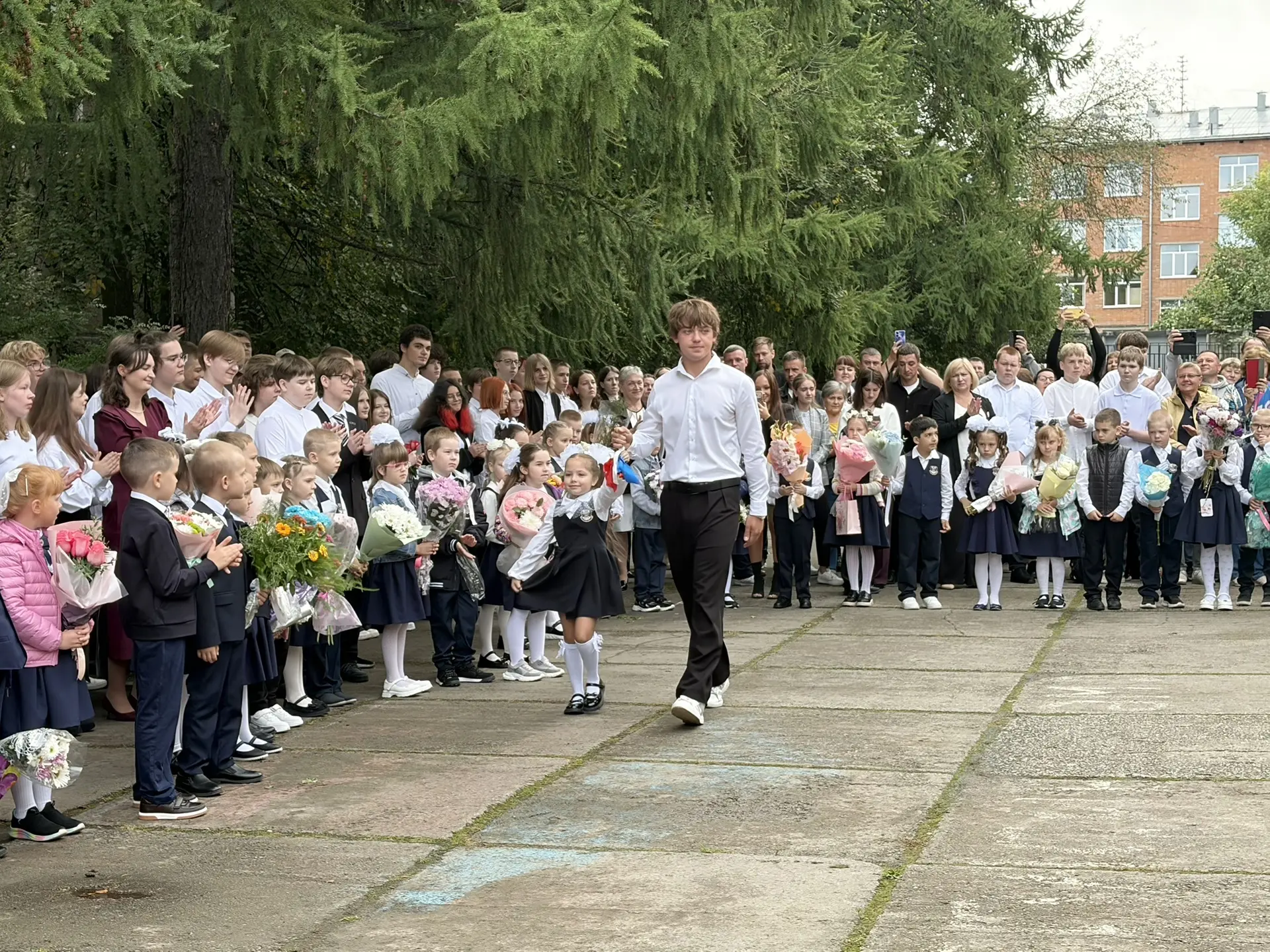 🍁Сегодня в нашей школе прошла торжественная линейка, посвящённая Дню знаний! Снова нап...
