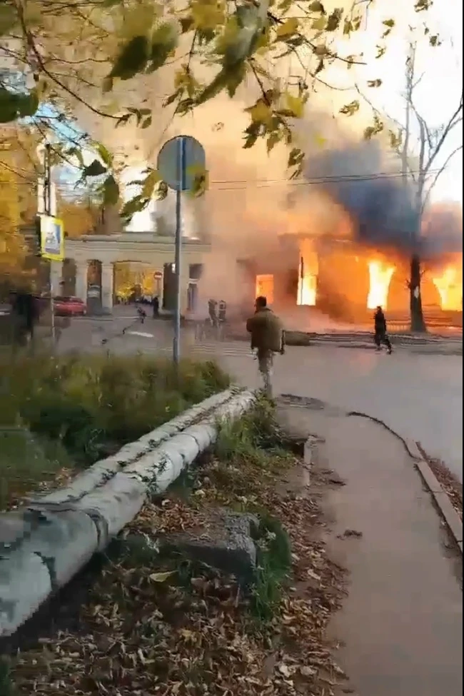Очевидцы поделились жуткими кадрами возгорания дома в Твери