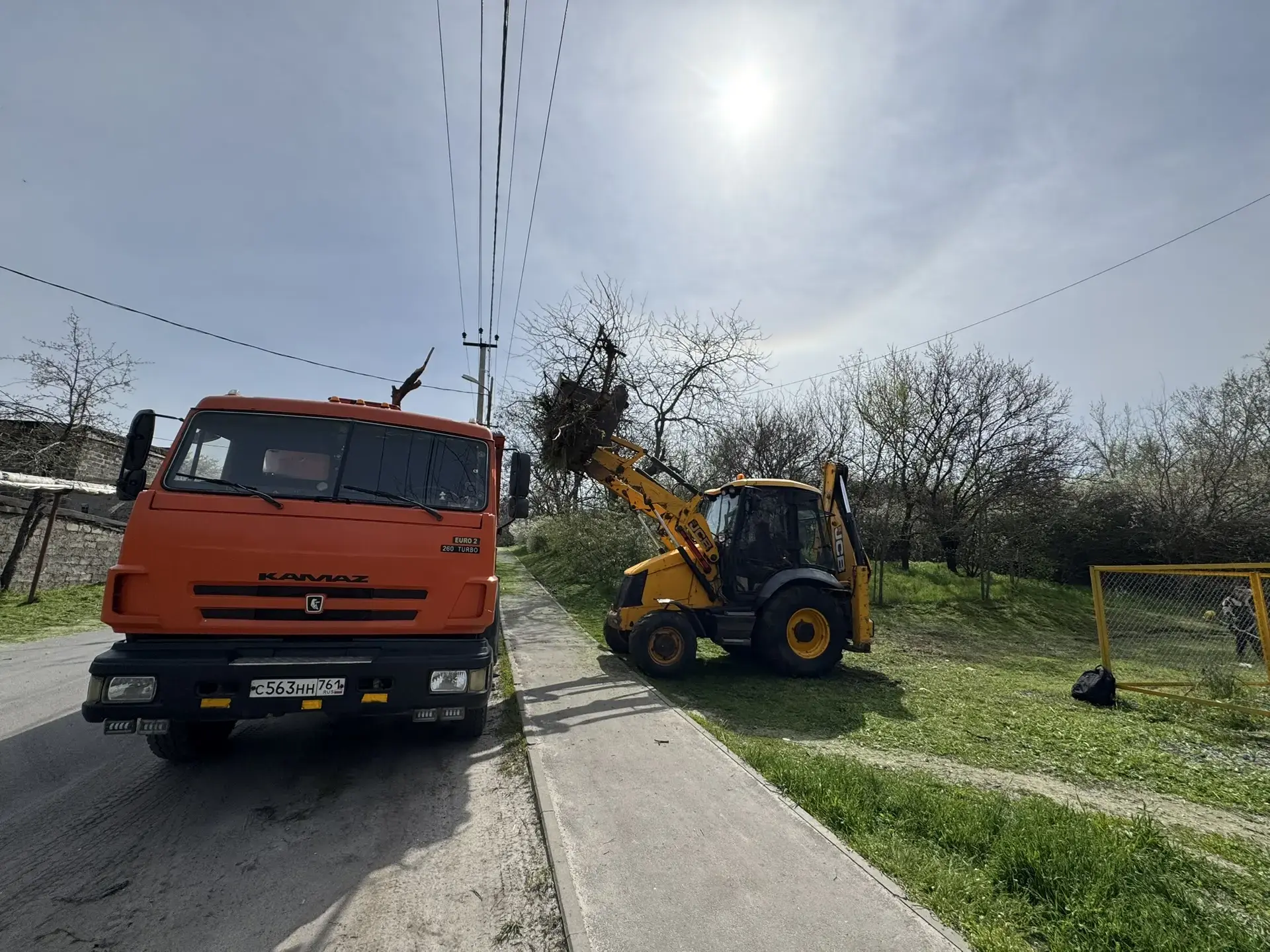 Держим ритм!   🧹 Свежие кадры с Общеобластного субботника в Октябрьском районе.   Работа кипит, улиц