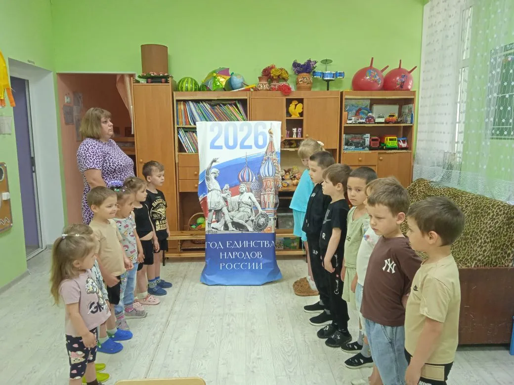 Начало недели начинается с прослушивания гимн РФ и ЛНР.