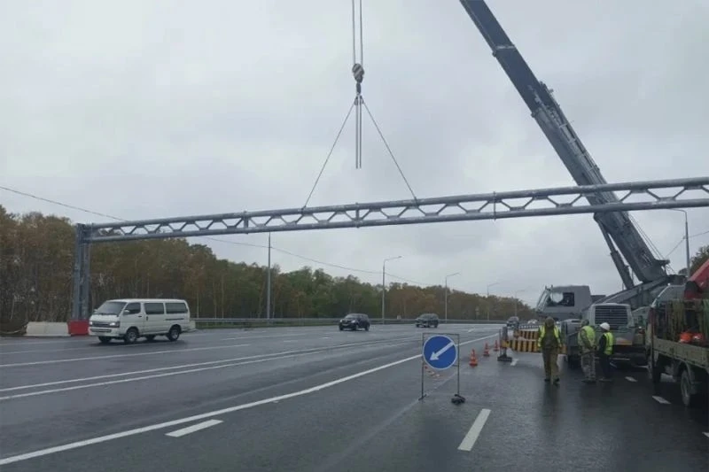 🚧 На трассе А-401 у кафе «Мангал» устанавливают балки