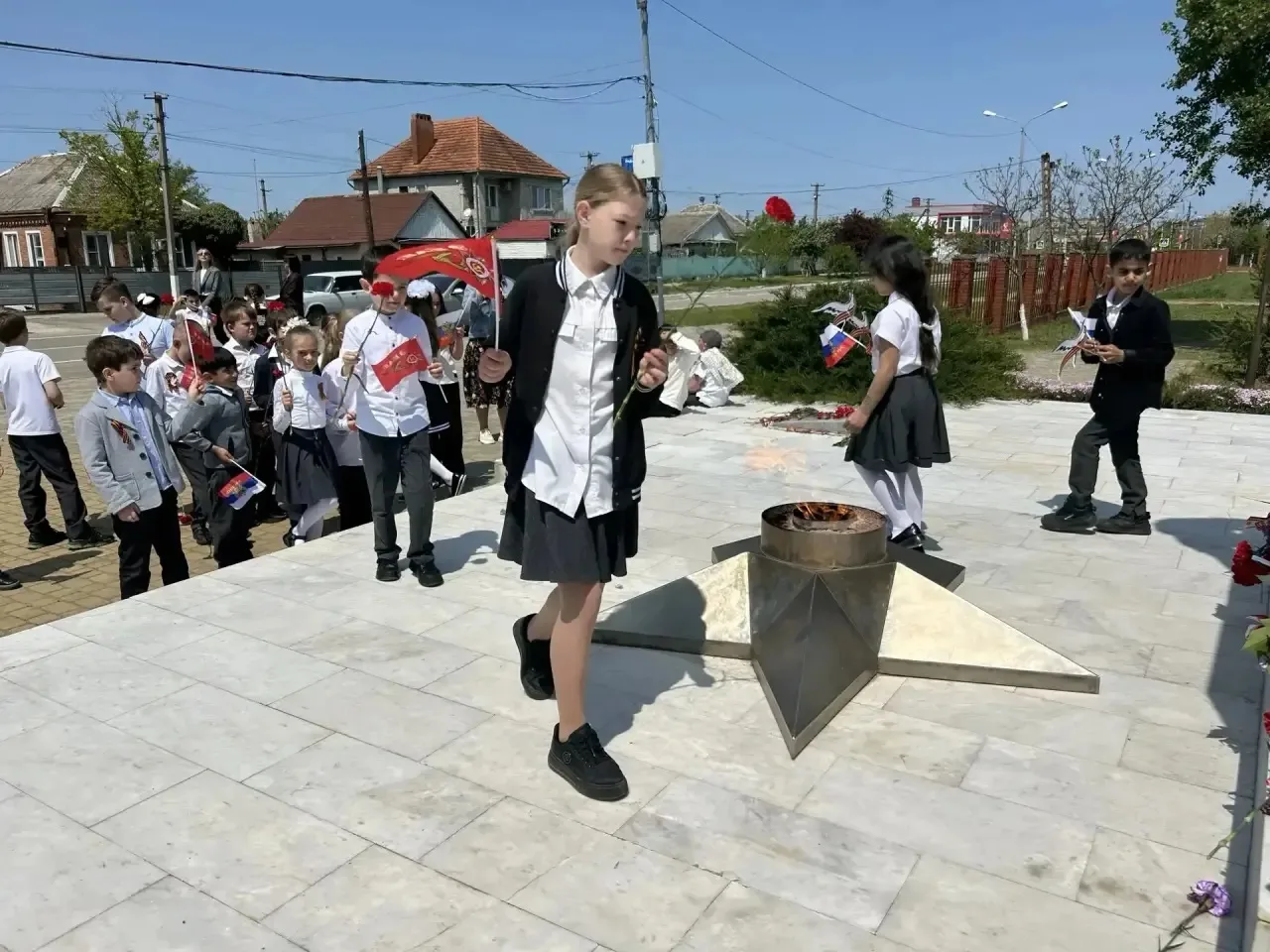 На уроке мужества, в честь великого праздника Дня Победы Юные орлята из 2 «А» и 2 «В» классов возлож