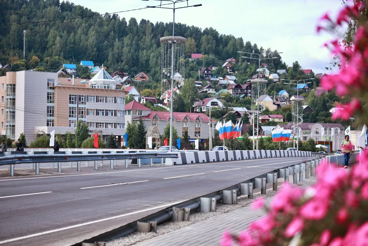🌉 В Горно-Алтайске открыли движение по Мебельному мосту после капитального ремонта