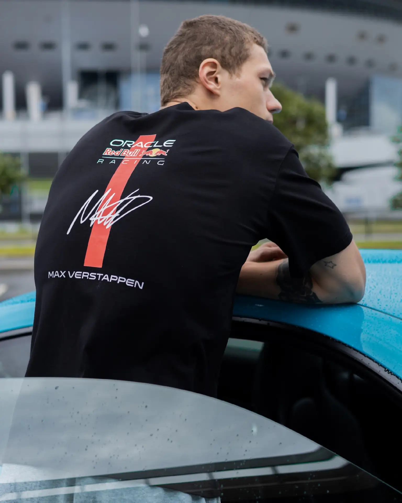 Футболка, которая говорит за тебя 👕

Плотный хлопок, свободный оверсайз-крой и качественная яркая D