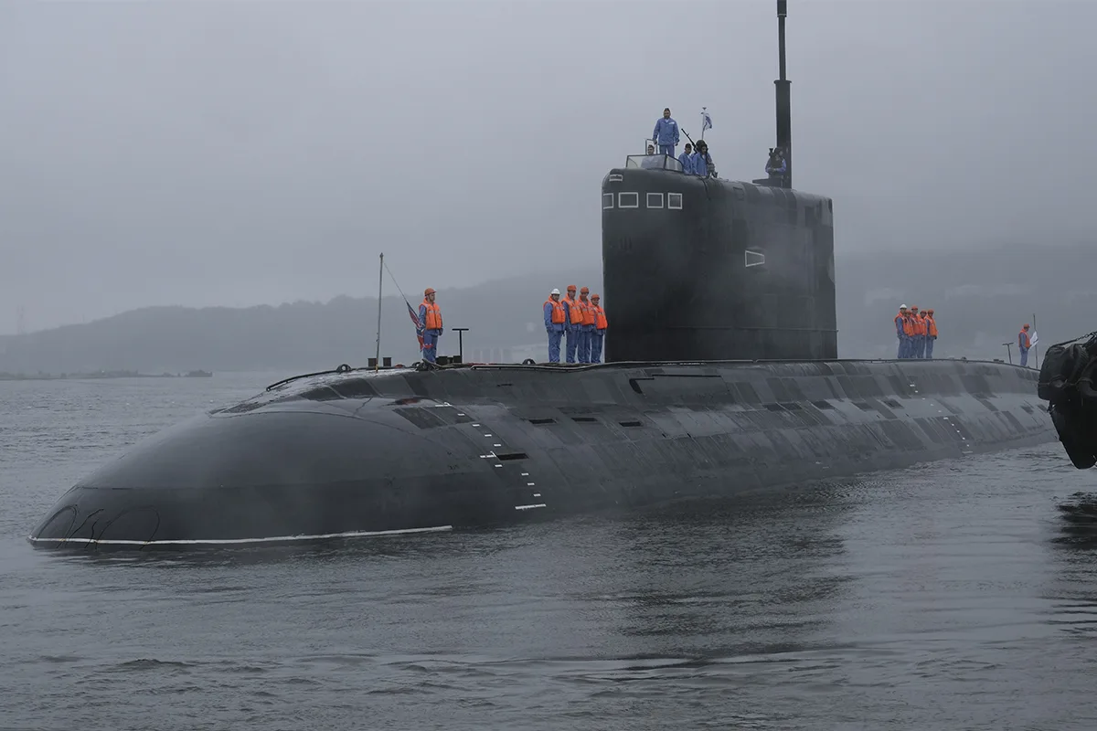 Накануне Дня Военно-Морского Флота дизель-электрическая подводная лодка «Волхов» Тихоокеанского флот