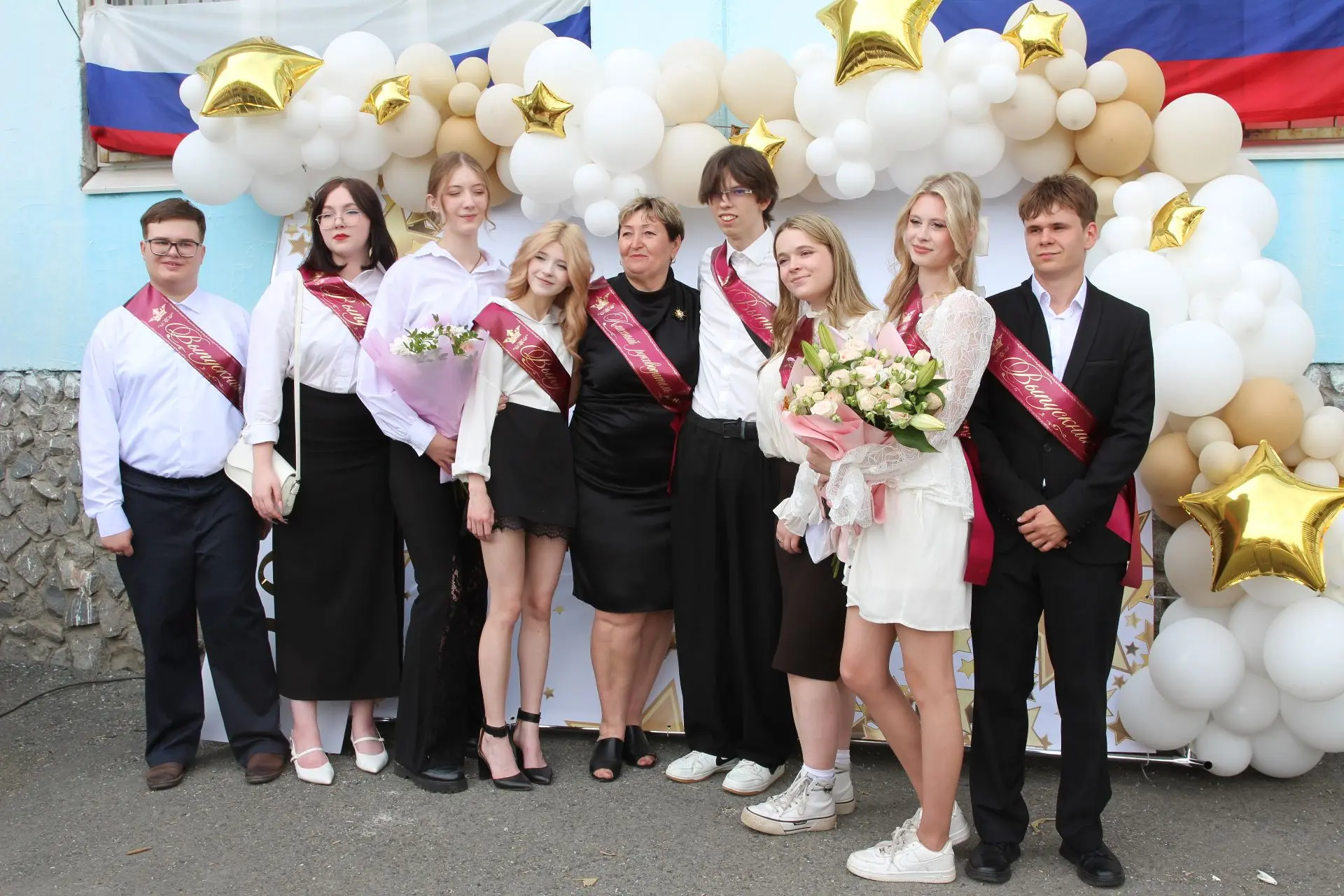 🛑Особенный день для одиннадцатиклассников!   🎓Для всех выпускников 11-х классов прозвенел последний 