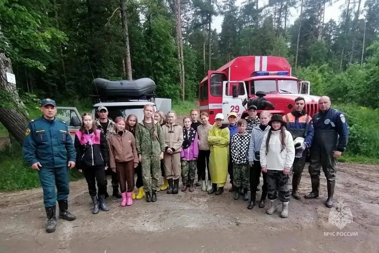 13 детей и 3 взрослых застряли у реки Куштумга в Миассе. 

Ночью группа из 16 человек не смогла пере