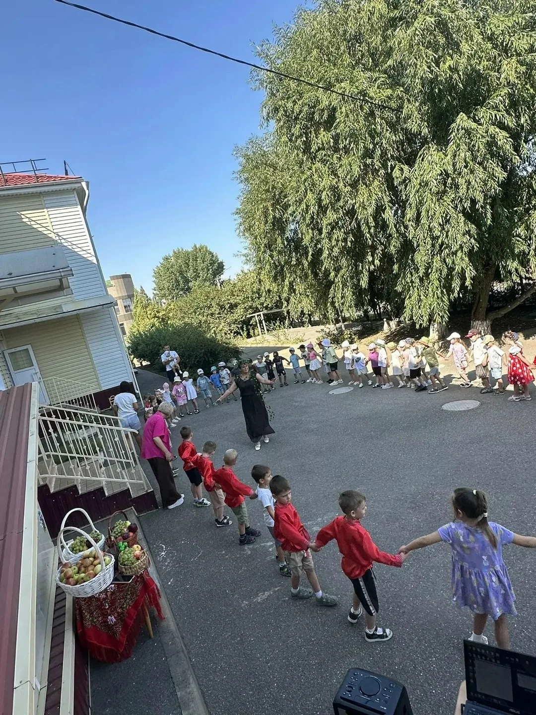 Сегодня в саду отметили праздник благодарения за новый урожай "Яблочный Спас», который ...