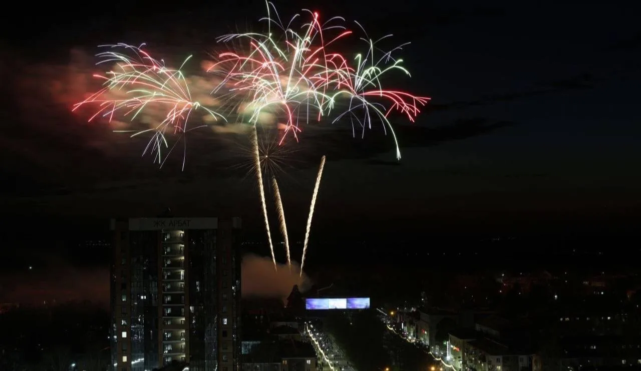 Ангарск мощно отгремел 🎆  День Победы в Ангарске завершили салютом — ярким, громким и очень красивым