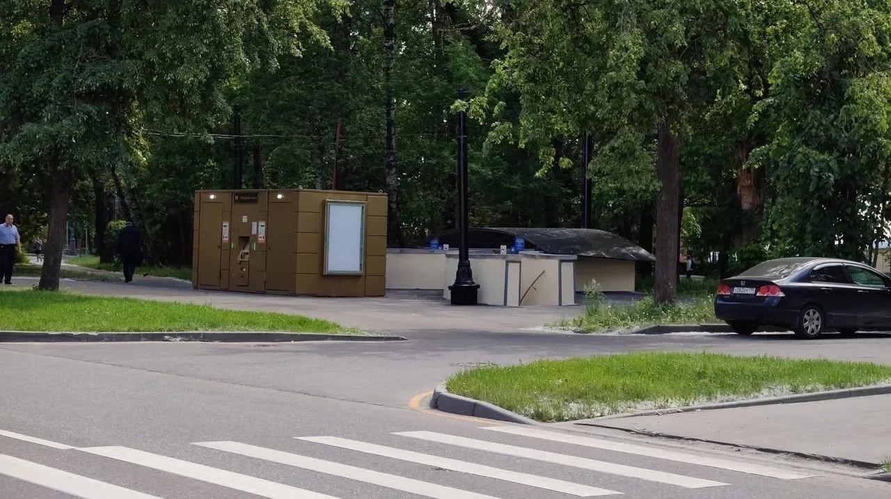🧐 Общественные туалеты в Москве просто так не ставили. Вот, к примеру, этот туалет появился напроти