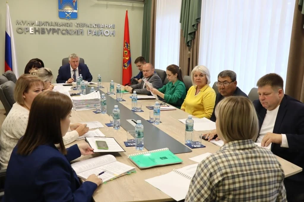 Сегодня глава Оренбургского района Васили Шмарин провел очередное заседание муниципальн...
