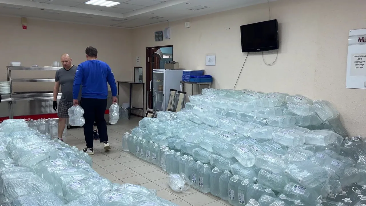 Проект "Чистая вода": общественники продолжают адресную доставку питьевой воды жителям Тюмени

За че