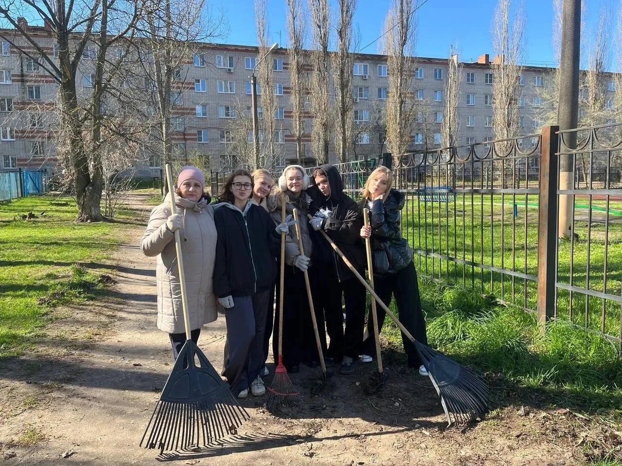 🌱 Трудовая акция прошла в рамках традиционного месячника благоустройства, который ежег...