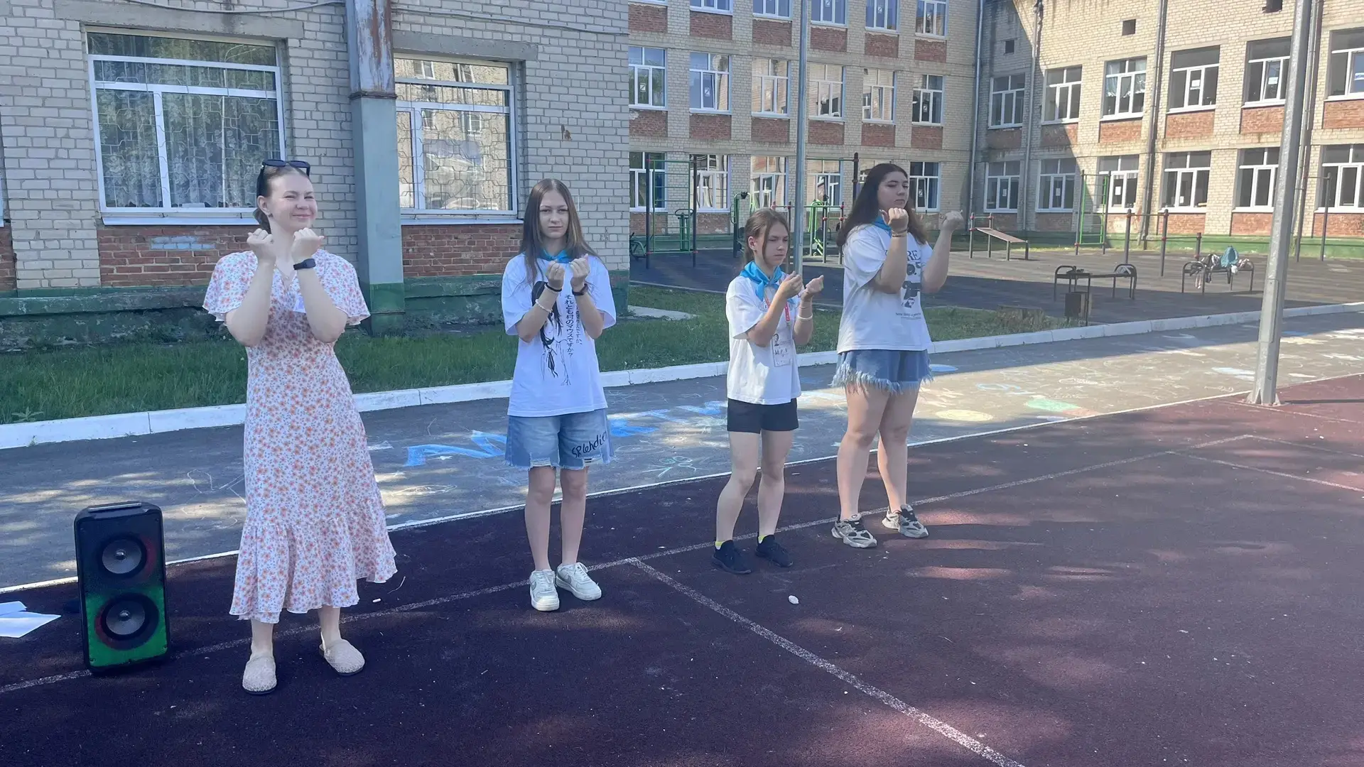 Третий день смены в нашем пришкольном лагере прошёл ярко и увлекательно.

Утро началось традиционно 