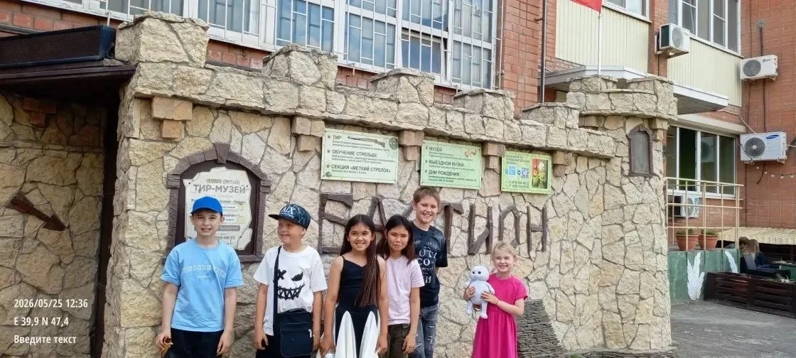 В ознаменование окончания начальной школы учащиеся четвёртого класса Каменно-Бродской школы, их роди
