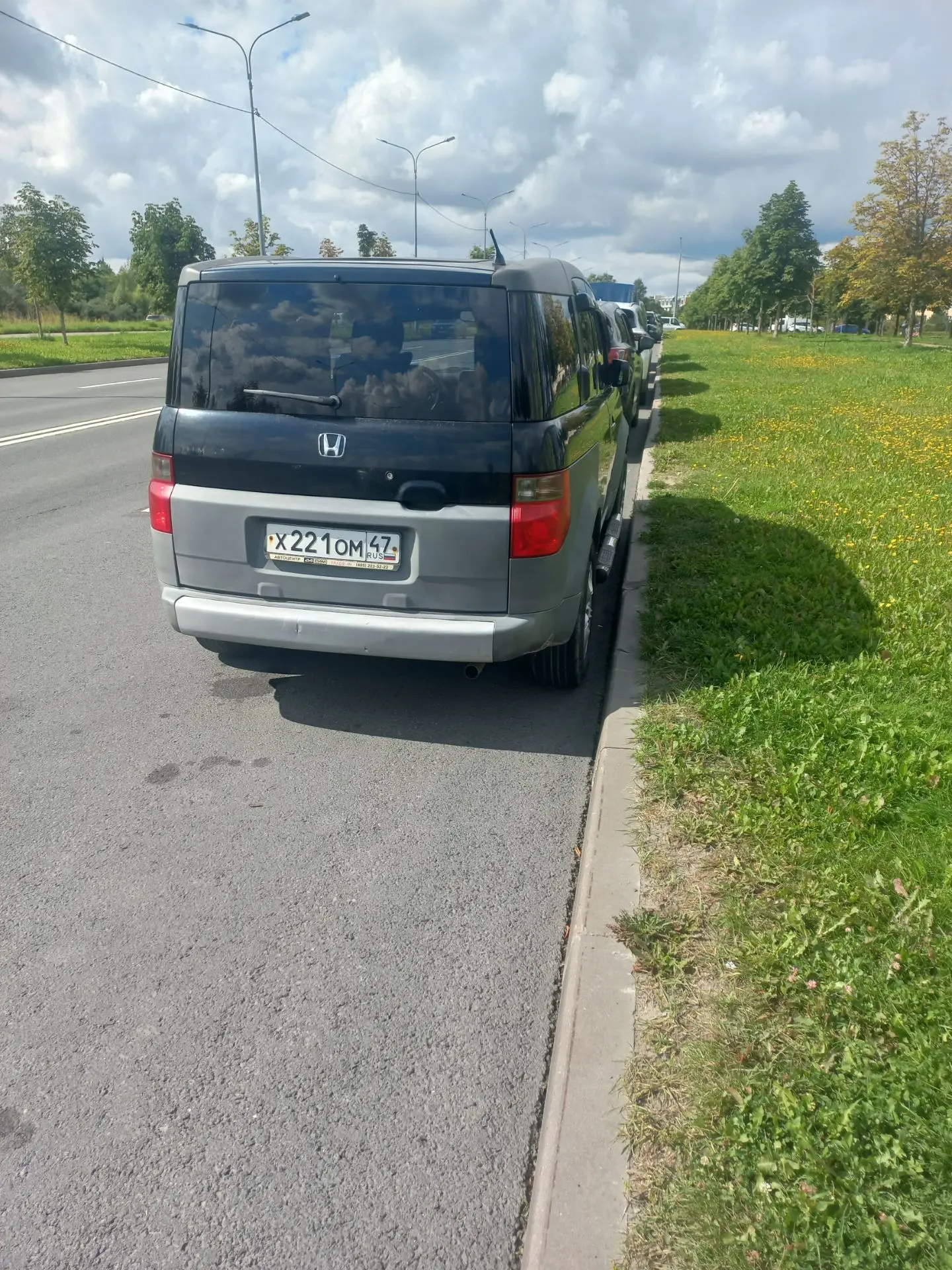 Просьба перепарковать автомобиль. Будут мешают спец.машине сливаться в  канализацию.