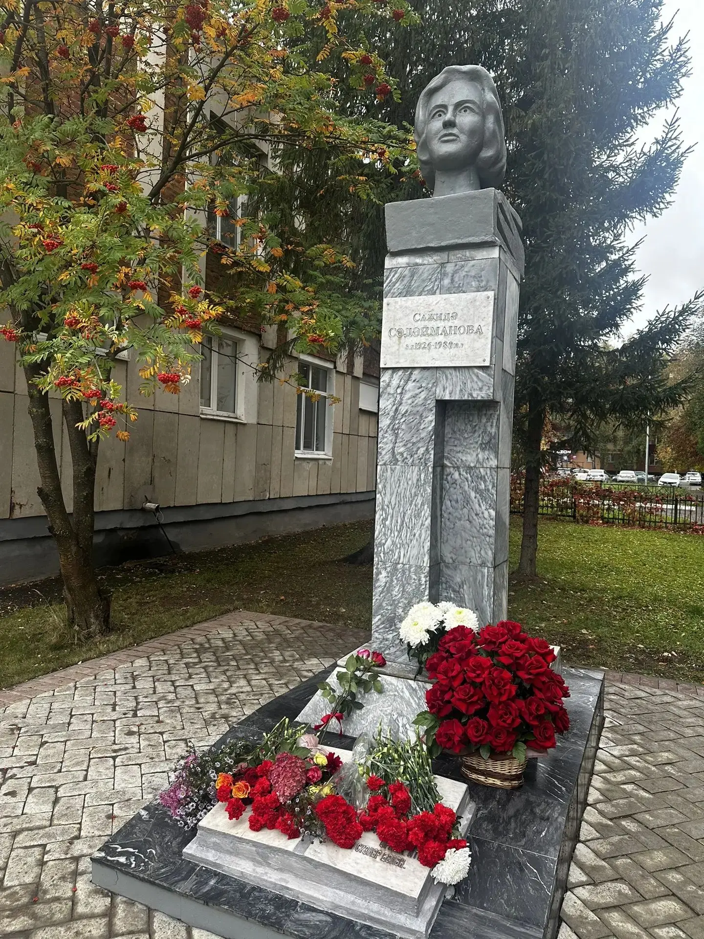 Сегодня в г.Альметьевск состоялся торжественный митинг у бюста поэтессы Сажиды Сулейман...