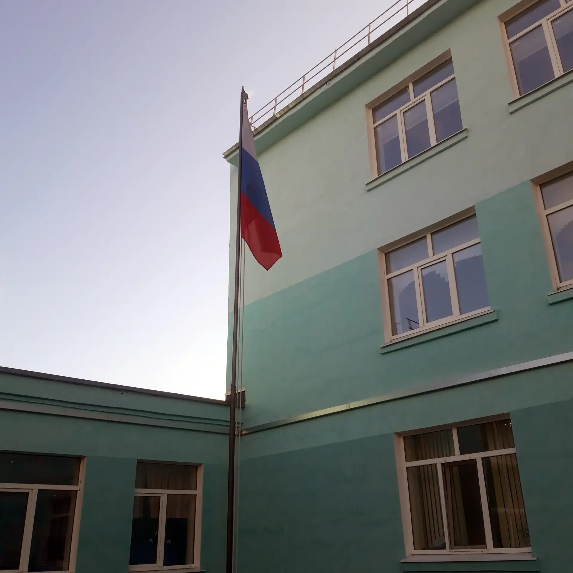 🇷🇺Понедельник в нашей школе начался торжественно и значимо. Под звуки Государственног...