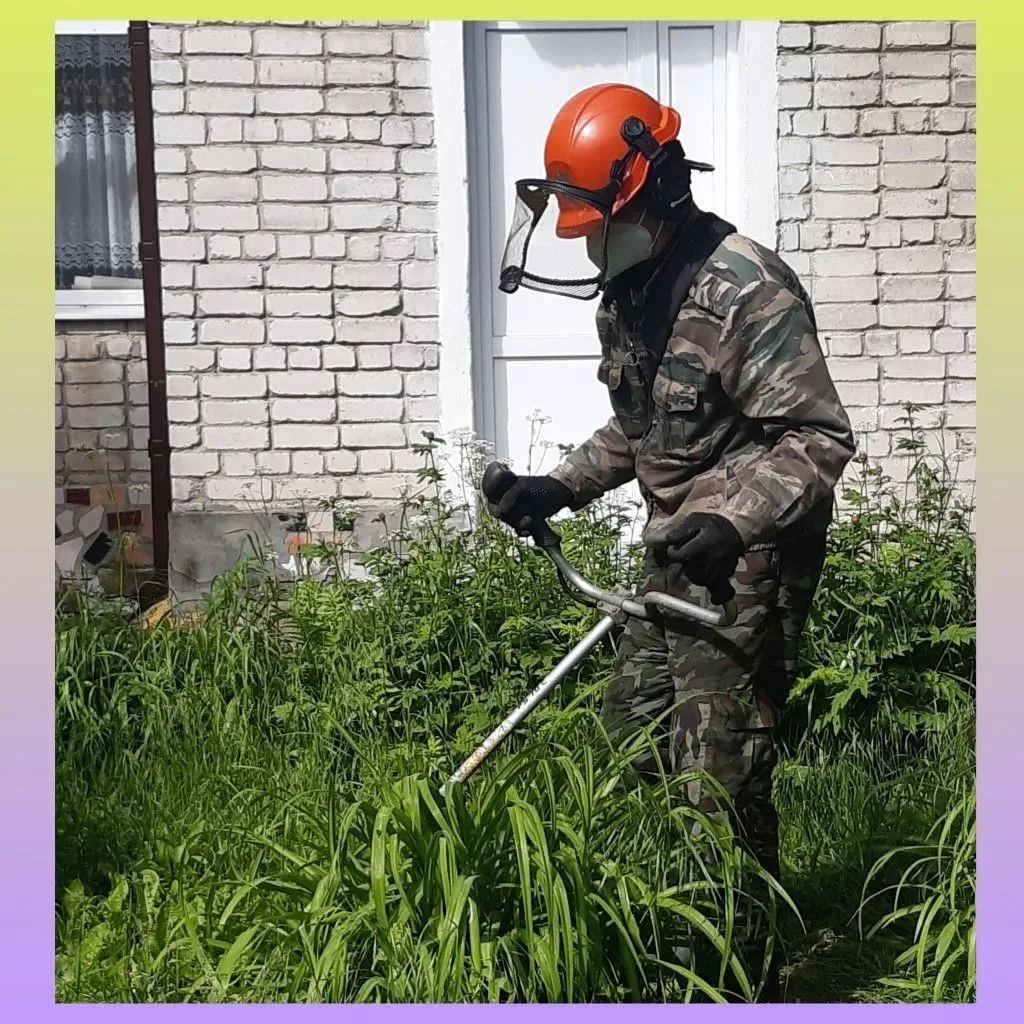 Сегодня в нашем детском саду состоялся замечательный субботник! Все сотрудники с большим энтузиазмом