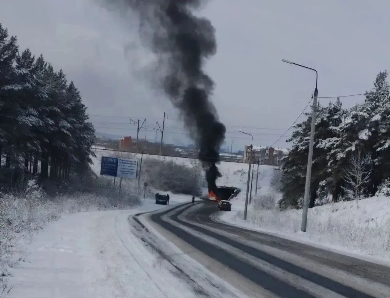 ⚡️ В Ачинске около туннеля загорелась машина. Предварительно — на газе.