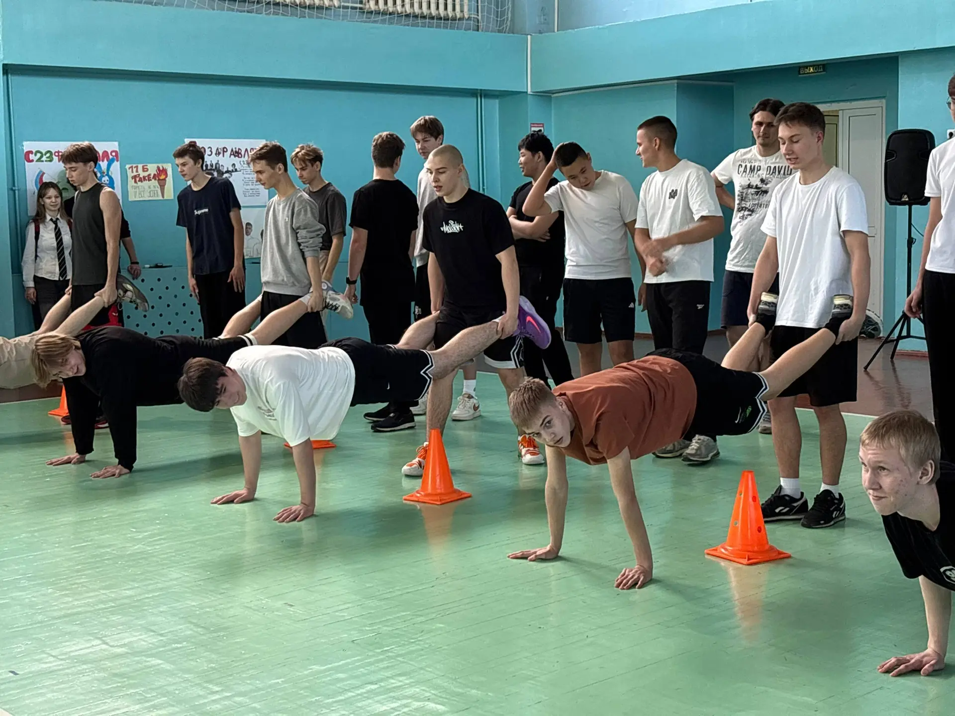 🏫Вчера в нашей школе прошла военно-спортивная игра «А ну-ка, парни!», посвященная Дню защитника Отеч