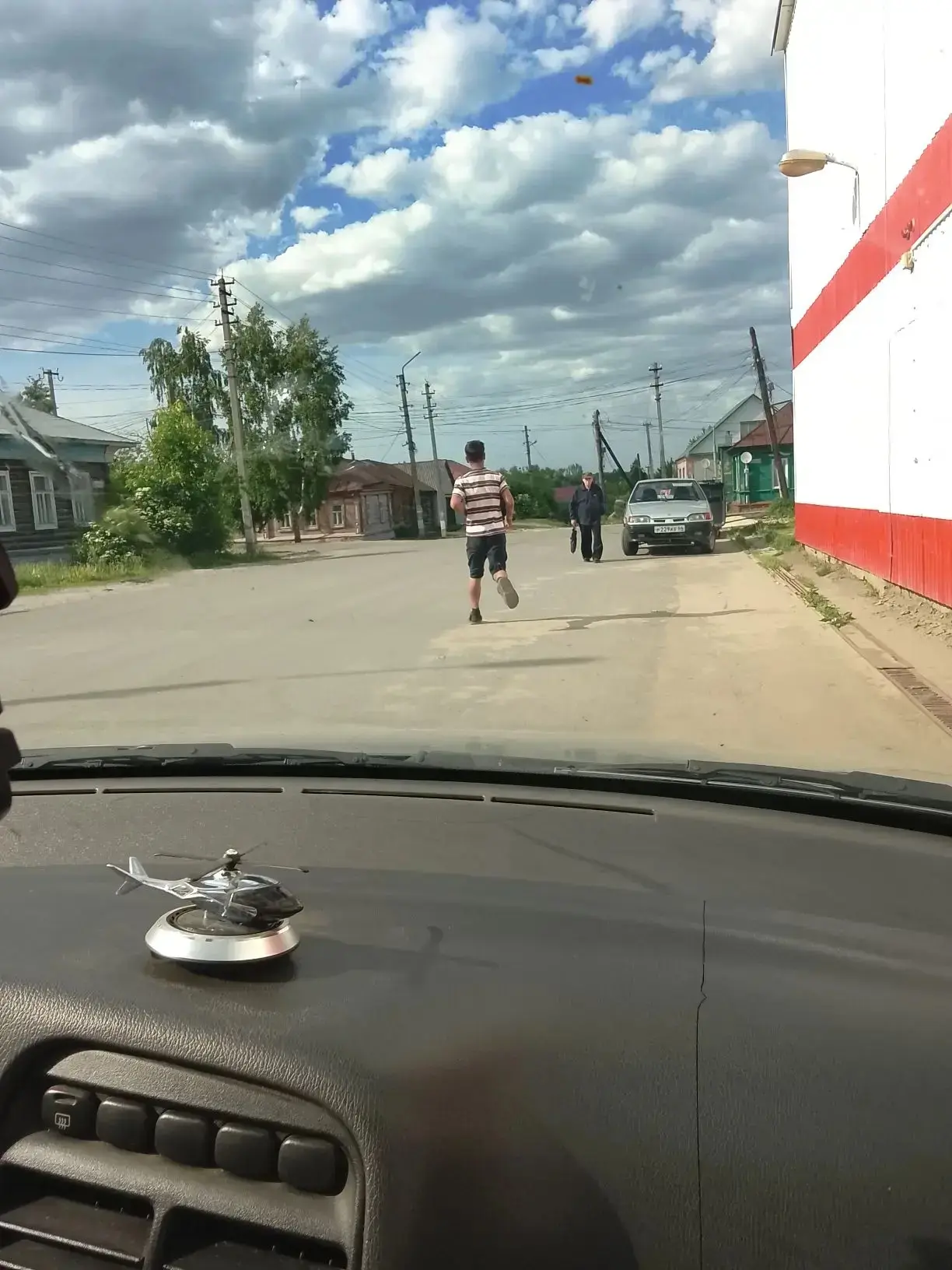 Будьте бдительны.залазиет в машины.

#отподписчика 


Подслушано Петровск. Подписаться