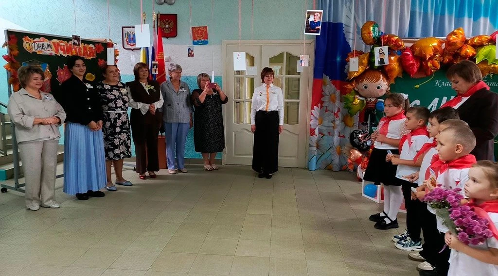 Дошколята из «Улыбки» поздравили учителей с профессиональным праздником