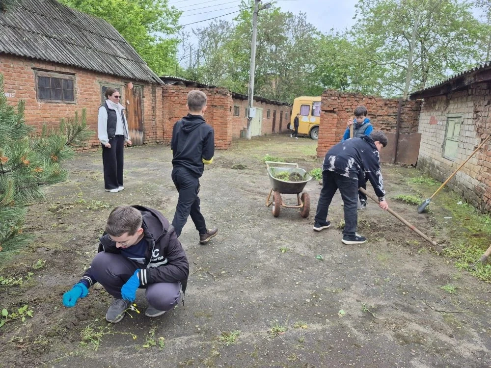 Учащиеся МБОУ СОШ №2 им. К. К. Рокоссовского оказали помощь в благоустройстве станции ю...