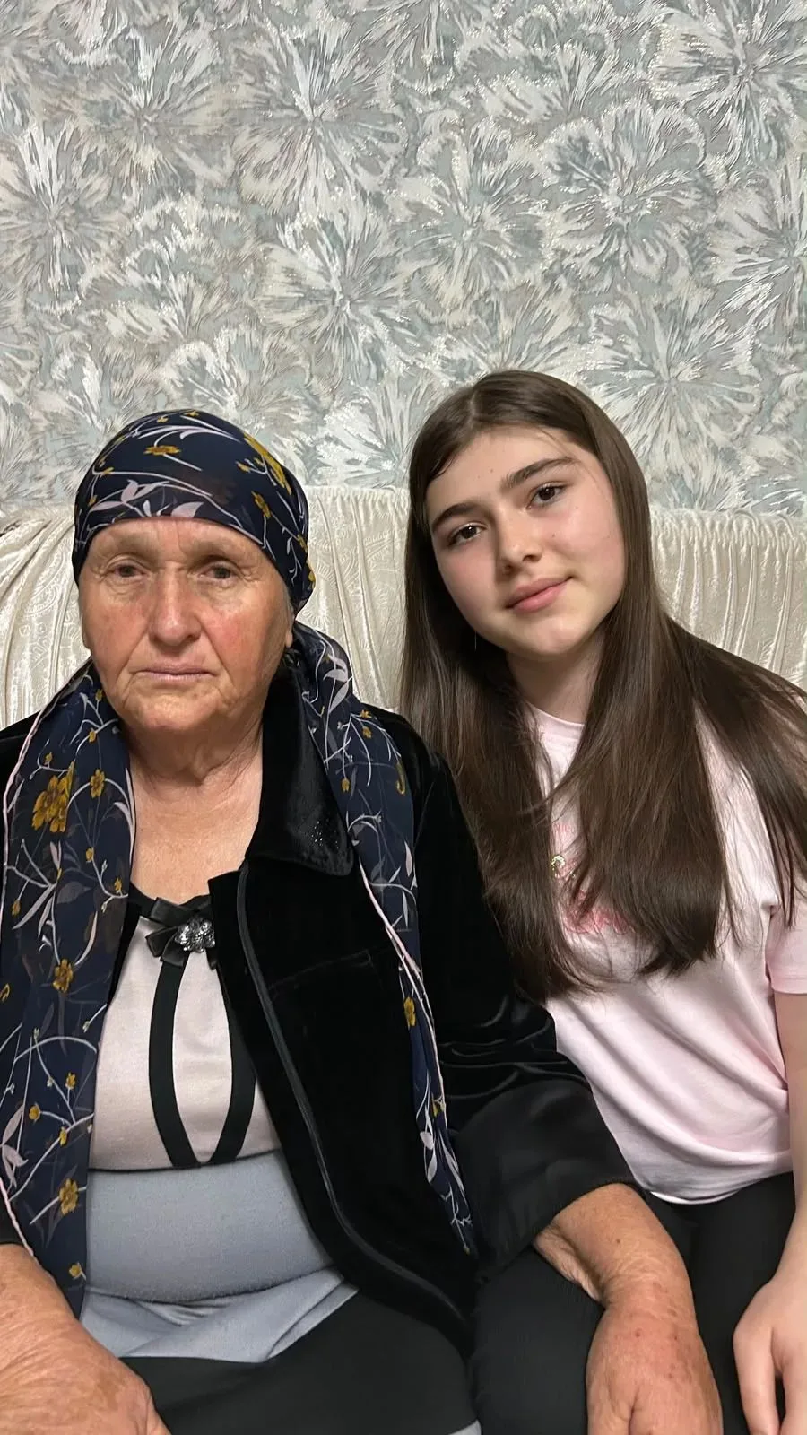 ✨ Ученица 9 класса, Узденова Джамиля, поздравляет свою бабушку с Днём пожилых людей.