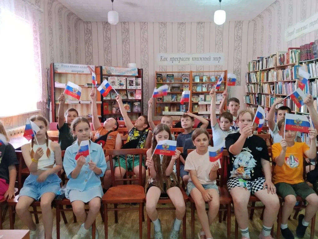 «В России жить — с книгами дружить!» — так назывался литературный час ко Дню России, который прошёл 