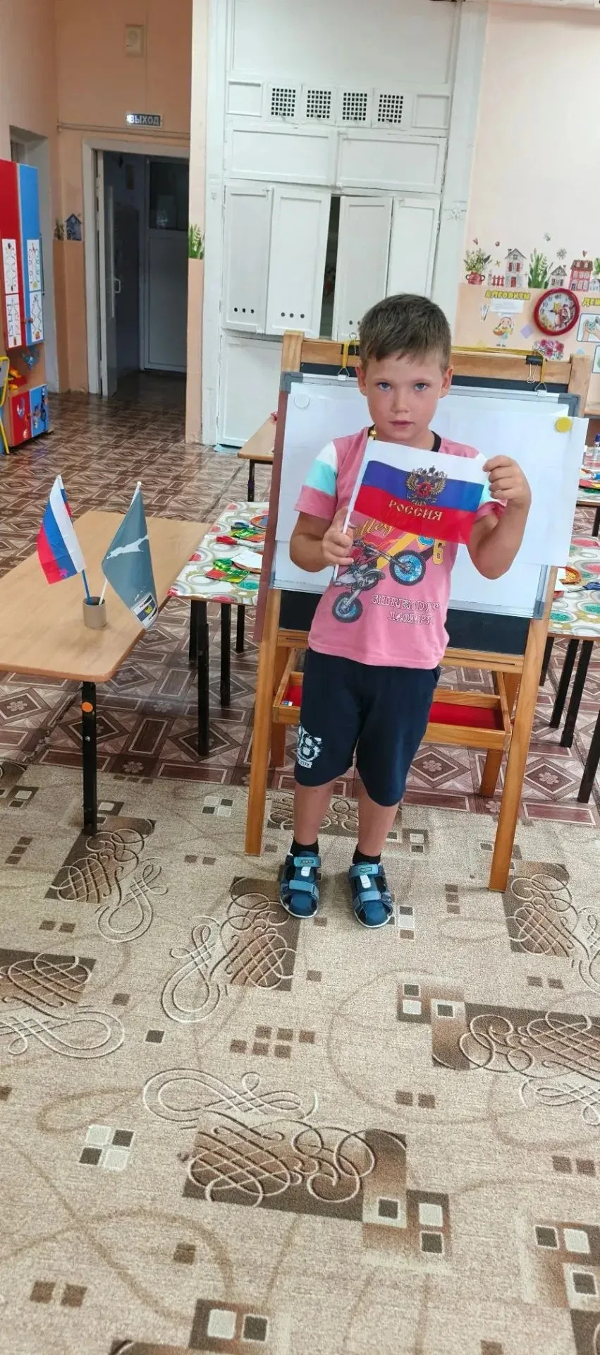 В преддверии праздника «День государственного флага Российской Федерации» дети старших ...