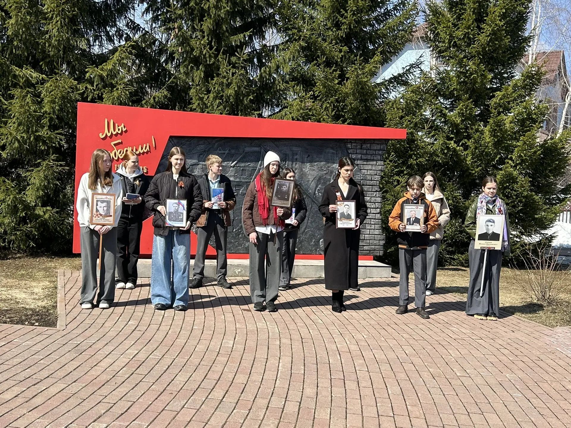 ♦️Сегодня в Сквере Победы собрались активисты первичного отделения Движения Первых  школы 85 , школь