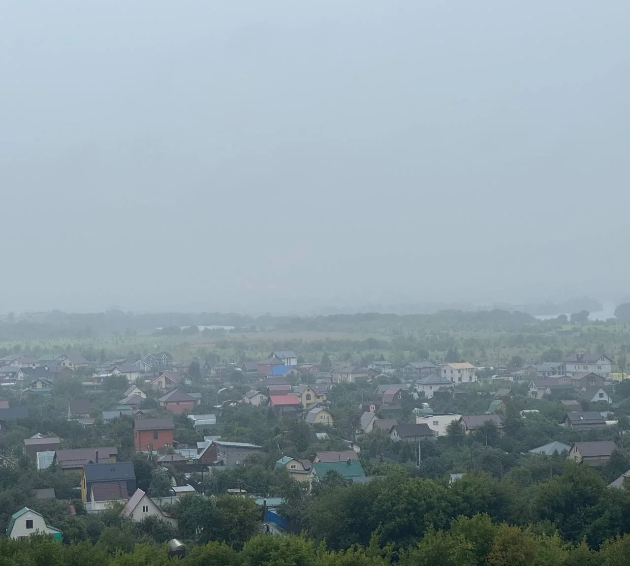 Ливень, гроза и ветер с порывами до 15 м/с ожидается в ближайшие часы, непогода сохранится до вечера