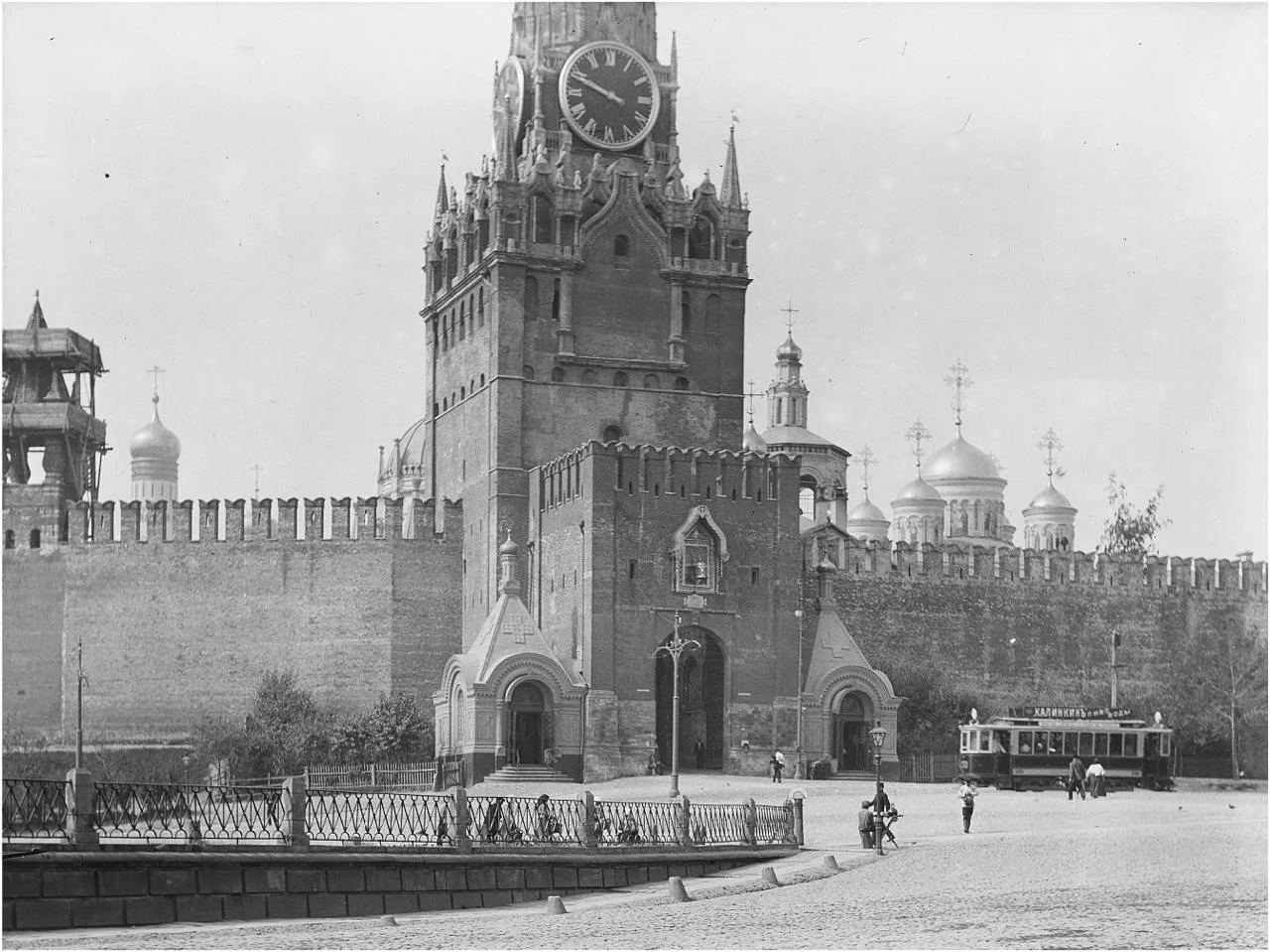 📜Спасские ворота — самые главные из Кремлевских ворот

▫️Раньше ворота считались святыми, поэтому ч