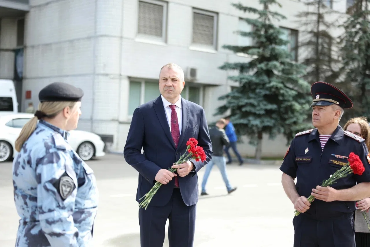 Акция памяти прошла у мемориала сотрудникам ОМОН «Авангард», погибшим при исполнении долга  🌹 В Моск