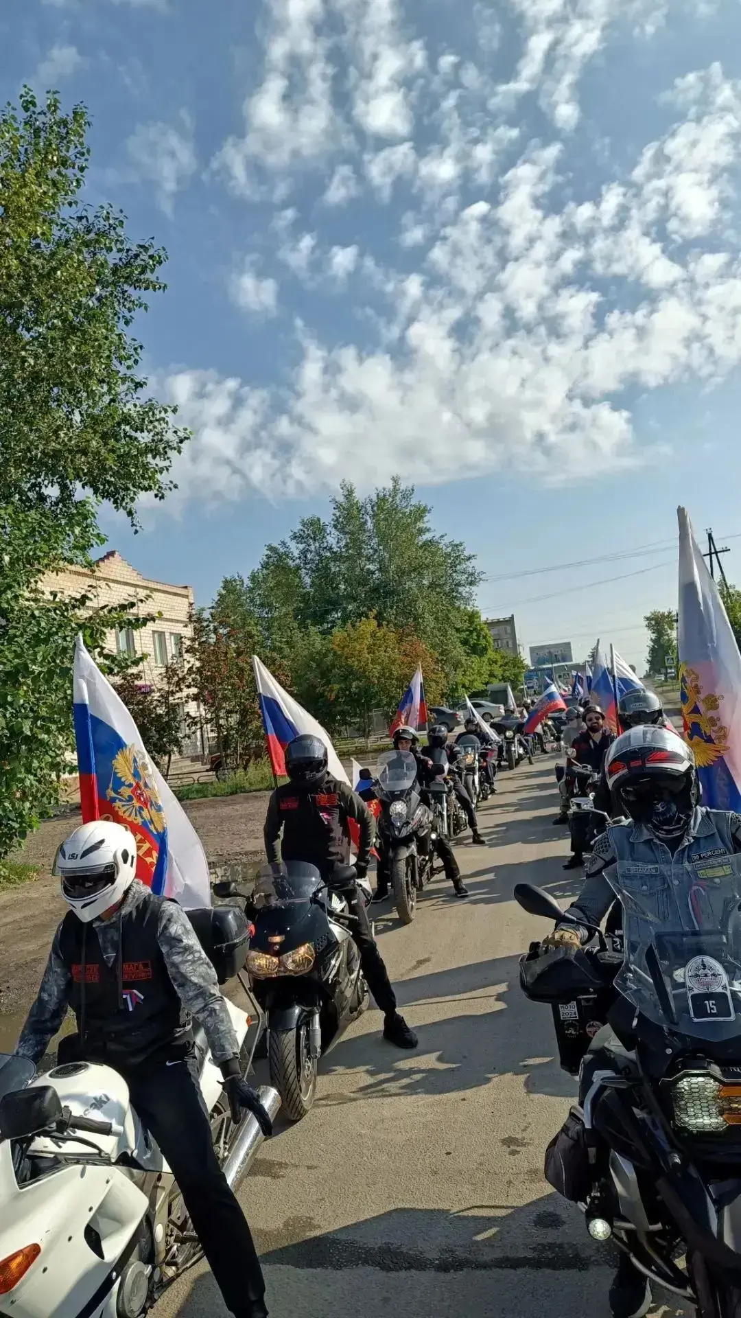 🇷🇺 Авто‑мотопробег ко Дню российского флага — прошёл вчера! 🚙🏍️