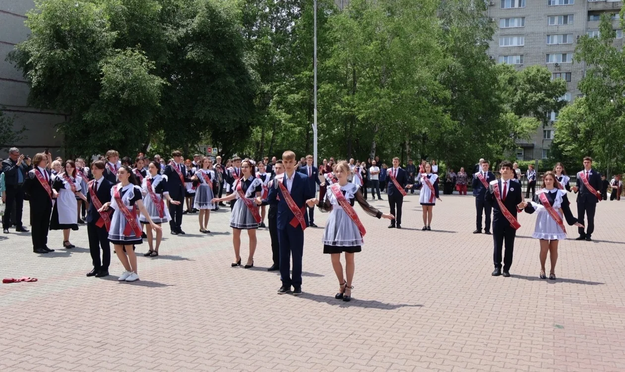 🔔Изящным вальсом завершился последний звонок в средней школе № 25 Уссурийска  Сегодня в школах Уссур