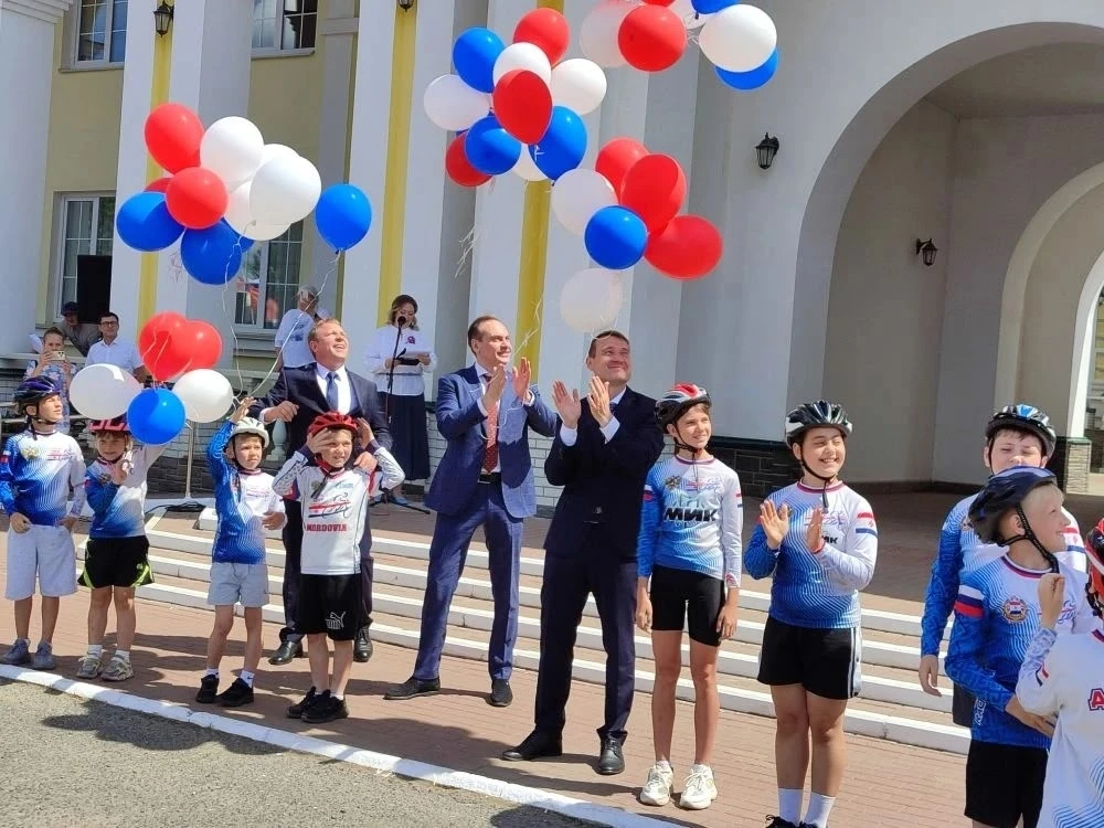 🚴‍♂️ 🚴‍♀ Сегодня 12 июня в Рузаевке прошел пятый юбилейный автомотовелопробег! Ровно в 11:00 он ст