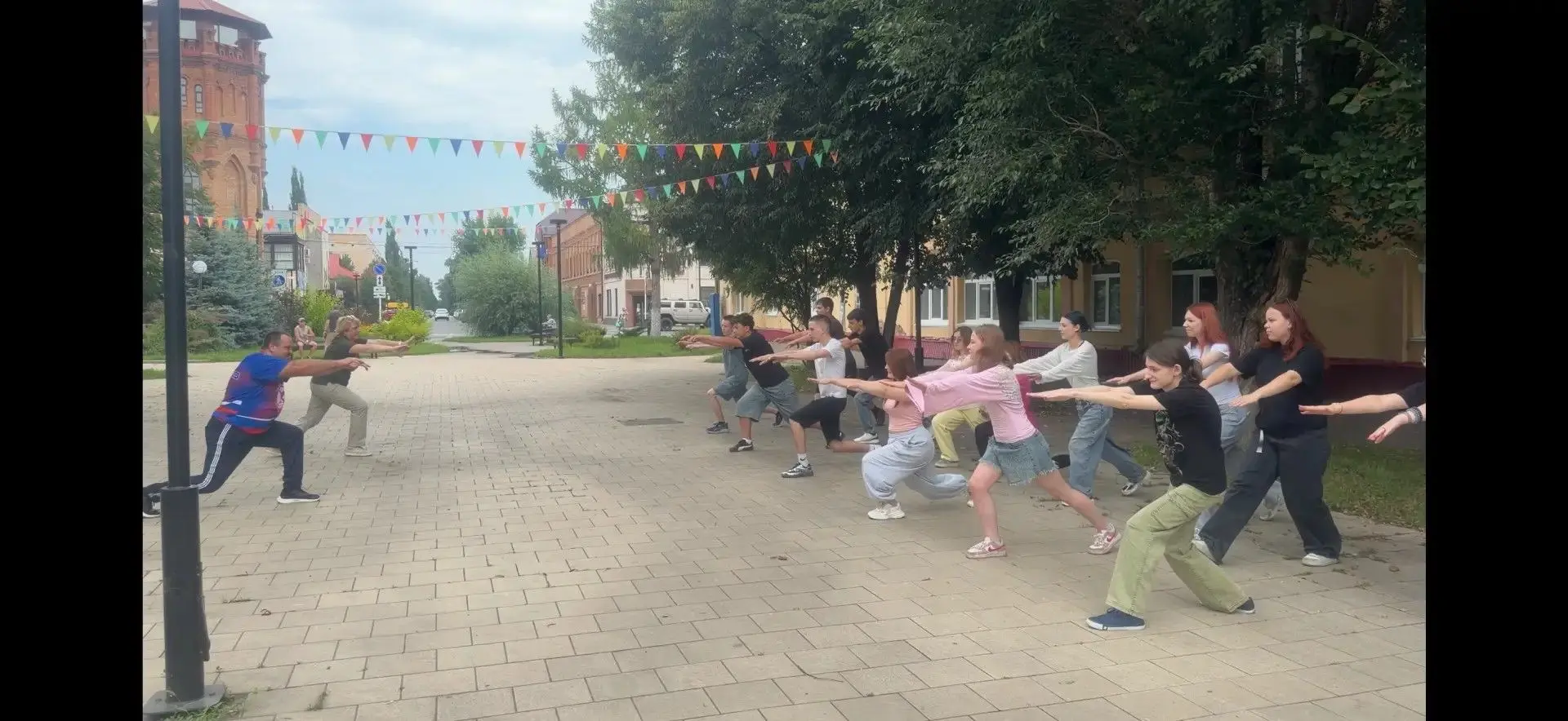 На зарядку становись!
Совет молодежи администрации города Бузулука и чемпион мира по самбо Алексей С
