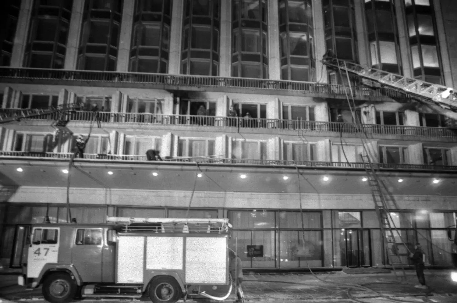 Смертоносный пожар в двух шагах от Кремля. Как горела "Россия"
