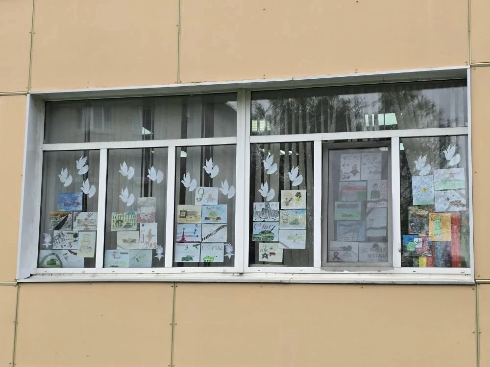 🕊 В преддверии 9 Мая наша школа присоединилась к Всероссийской патриотической акции «Окна Победы».  