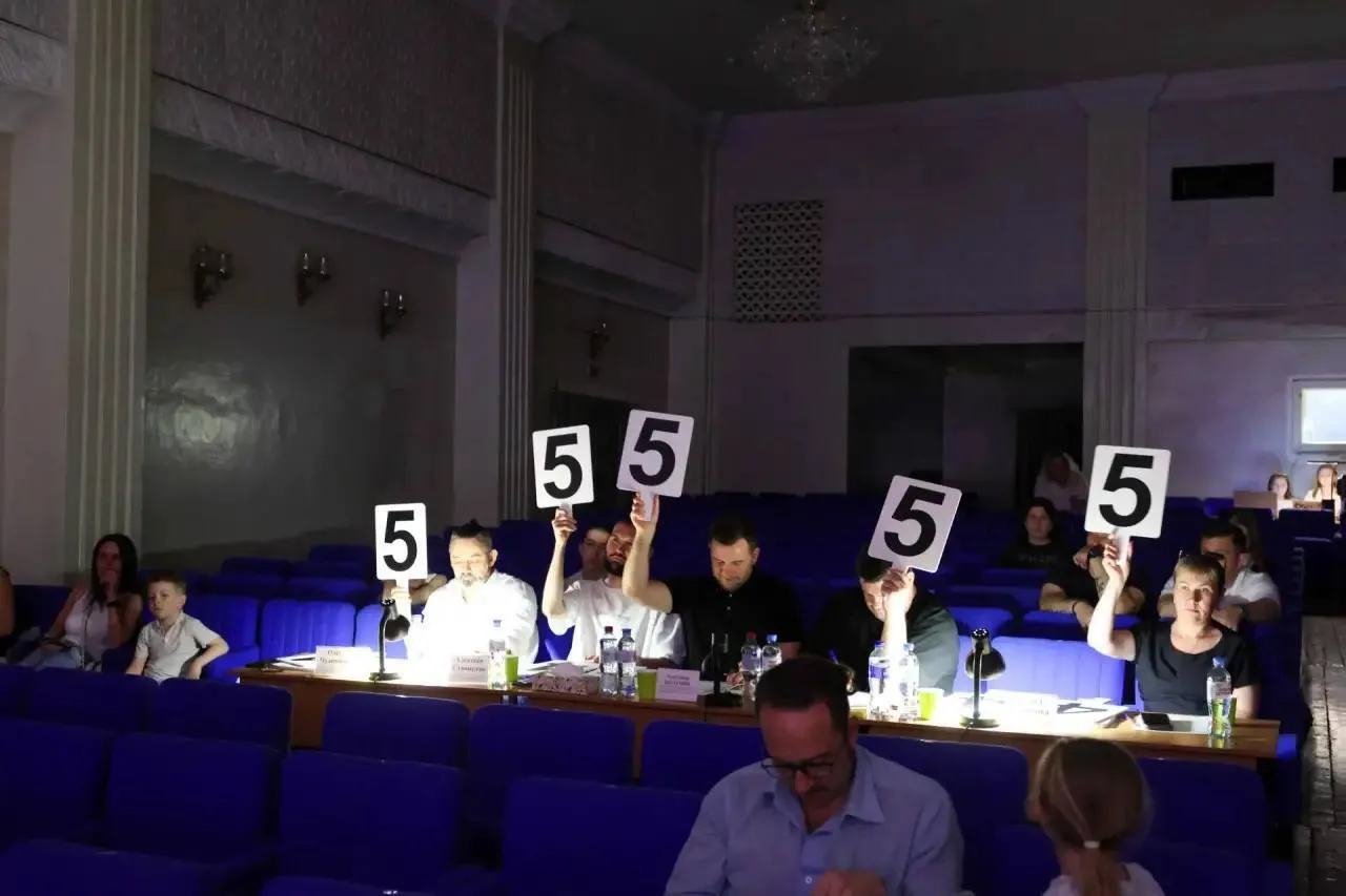Шесть команд из Москвы и Подмосковья поборолись за выход в полуфинал Лиги КВН в Подольске  На сцене 