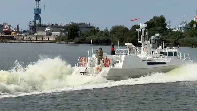 Над акваторией ещё держалась утренняя дымка, когда на одном из постов визуального наблю...