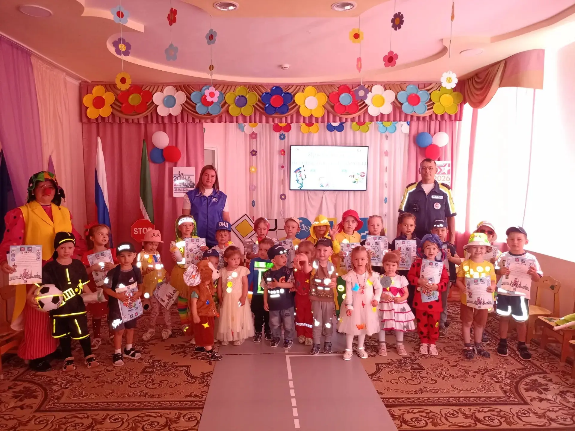 В нашем детском саду прошёл творческий конкурс костюмов со световозвращающими элементами "Яркая мода