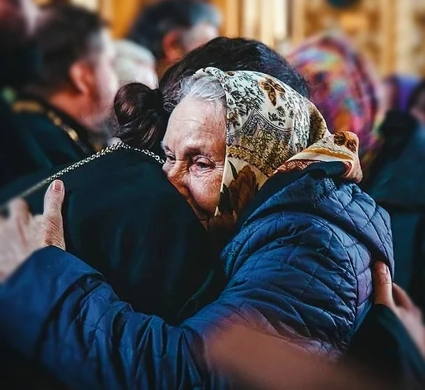 🌸Здоровый и богатый пусть утешит больного и бедного; кто не упал - упавшего и разбивше...