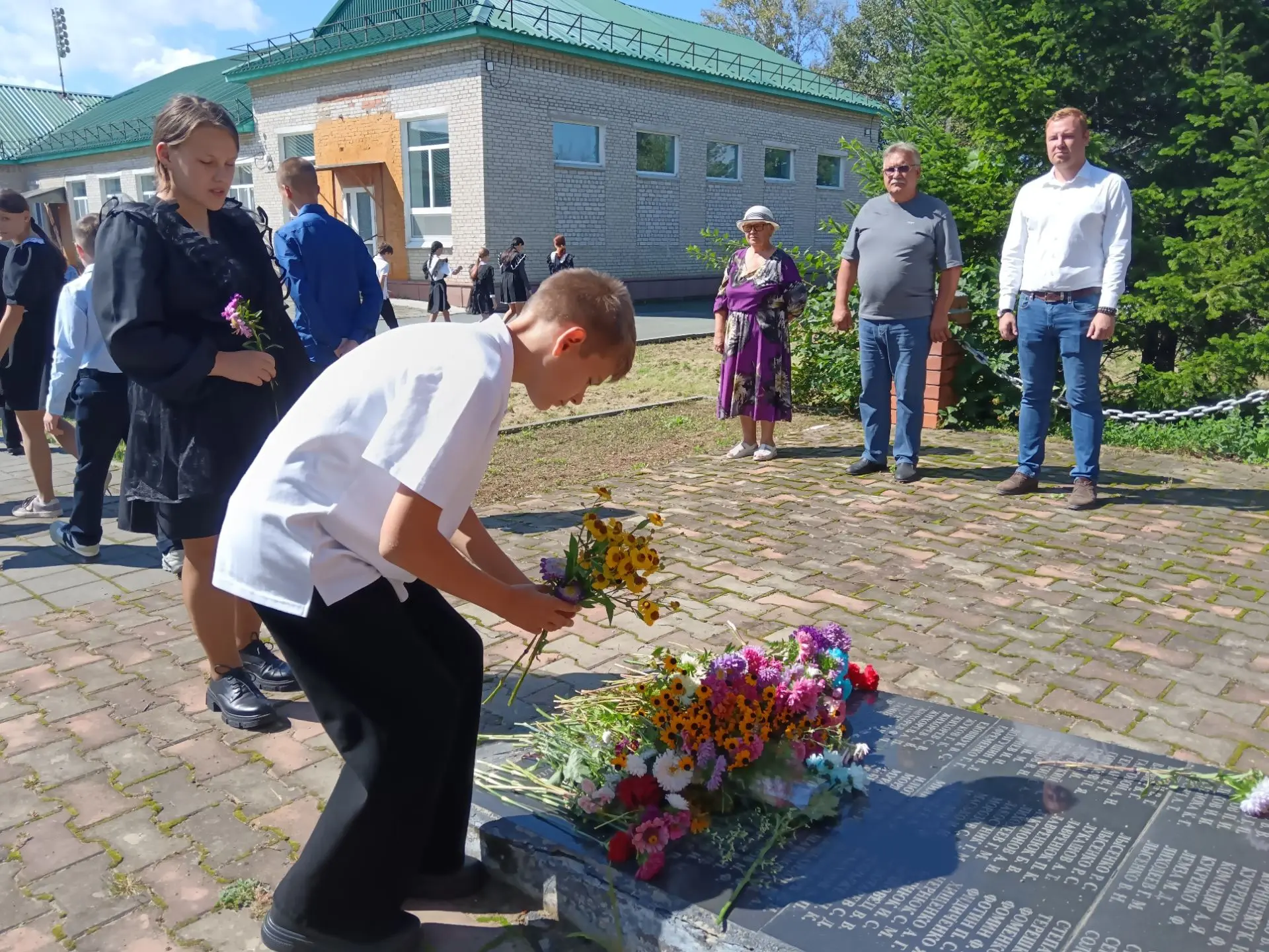 🇷🇺Память, объединяющая поколения: 3 сентября у памятника землякам-петровцам🇷🇺